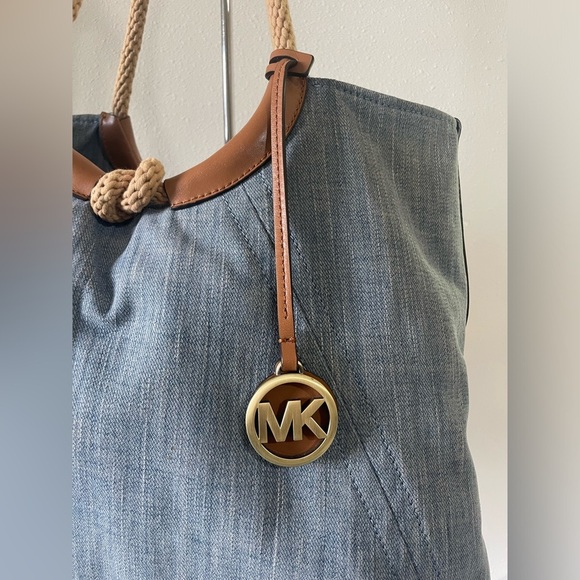 🍂 Michael Kors light denim Isla Ring Large Shoulder Tote - Picture 6 of 13